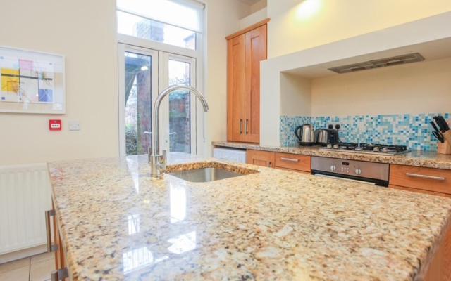 Queens Large 2 Bdr & 1 Bdr Apartments By Belfast City Breaks Bagian luar foto